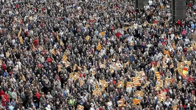 A pesar del cierzo, fueron muchas las personas que se concentraron en la plaza del Pilar para exigir los bienes retenidos en Cataluña.