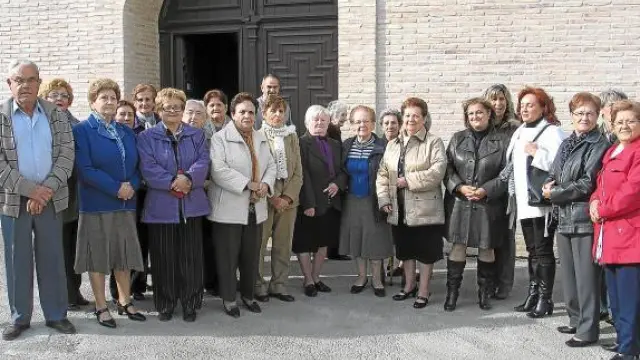 Los feligreses de Algayón, un pequeño núcleo de Tamarite de Litera, ayer a la salida de misa.