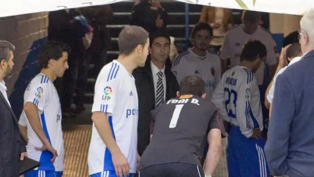Aurelio Gay da las últimas consignas a los jugadores en el túnel de vestuarios justo antes de salir al campo.