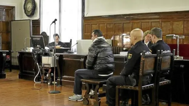 El acusado, Luis Miguel Gaspar, durante el juicio al lado de su abogada, Cristina Ruiz-Galbe.
