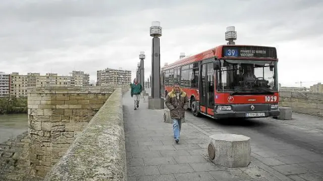 Un autobús de la línea 39, ayer, a su paso por el puente de Piedra de Zaragoza.