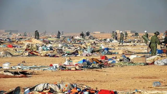 Agentes marroquíes desmantelan el campamento saharaui próximo a El Aaiún, ayer.
