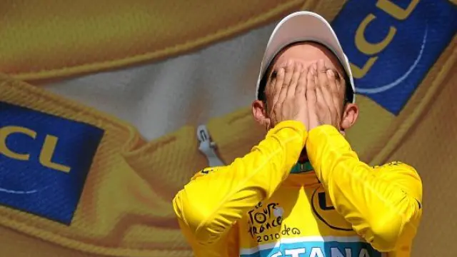 El español Alberto Contador, en el podio del Tour de Francia.