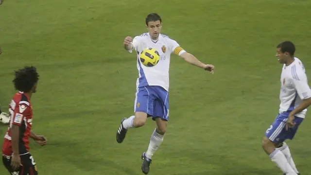 Gabi controla el balón con el pecho durante el partido de ayer, ante el Mallorca