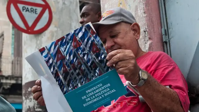 Un cubano lee la reforma planteada.