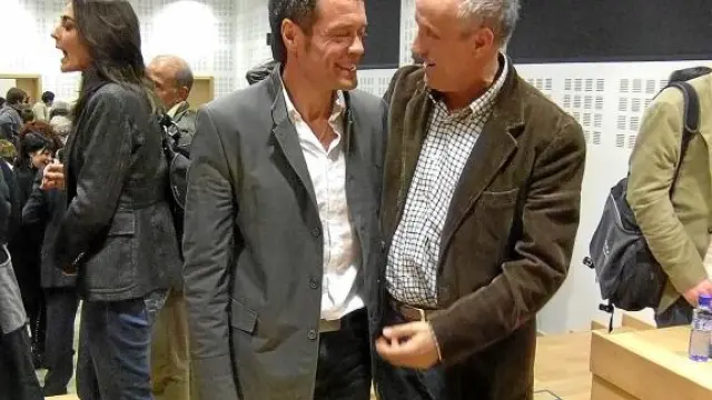 Daniel Périz (izquierda) recibe la felicitación de su predecesor en el cargo, Manuel Conte.