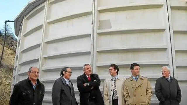 Boné (tercero por la izquierda), durante su visita a Fonz.