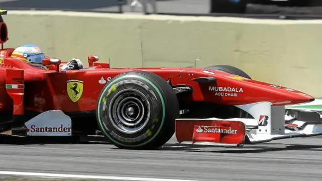 Fernando Alonso negocia un trazado de Interlagos.
