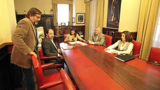 La alcaldesa accidental, Lucía Gómez -en el centro-, con los portavoces de los grupos municipales.
