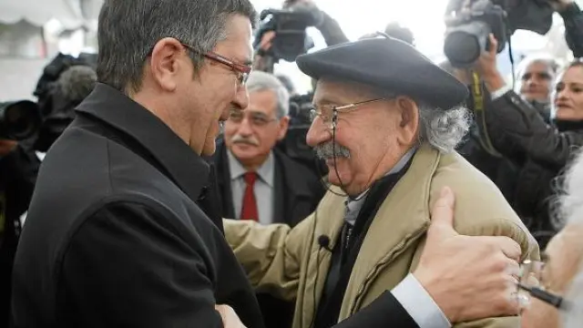 El lendakari, Patxi López, saluda al escultor Agustín Ibarrola durante el Día de la Memoria.