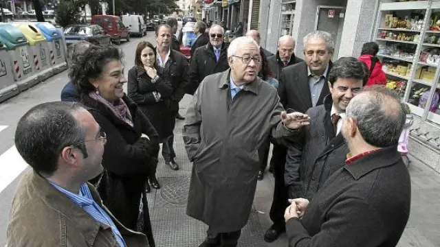 José Ángel Biel y el alcalde de Huesca, Luis Felipe, hablan con los comerciantes de Ramón y Cajal.