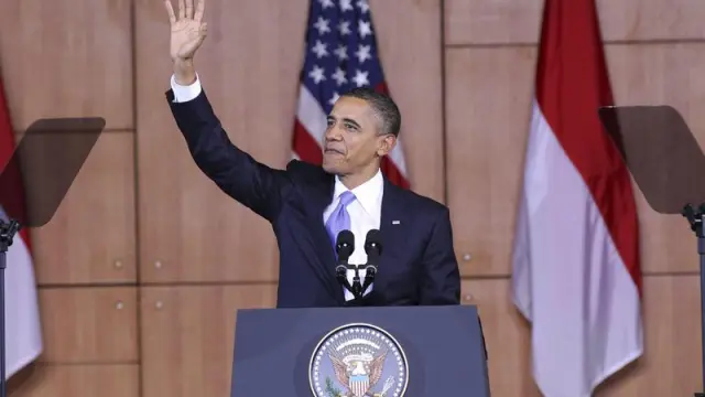 Obama saluda durante su intervención, hoy en Yakarta