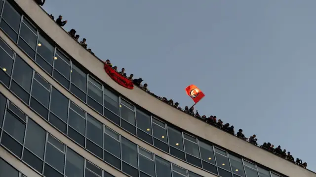 Algunos manifestantes accedieron al tejado del edificio.