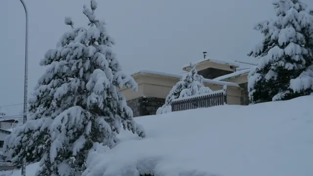 La estación de Candanchú está bañada de blanco por las abundantes nevadas, hoy a las 8.15