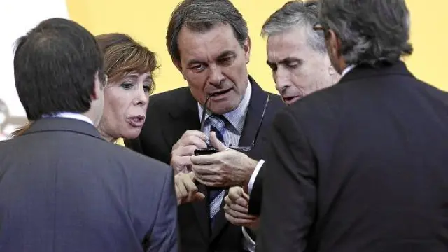 El líder de CiU, Artur Mas, el pasado domingo entre Alicia Sánchez Camacho y Ramón Jáuregui.