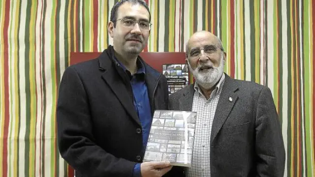 José Luis Garrido (izquierda) y Agustín Ubieto, ayer, con su libro, en la Librería Central de Zaragoza.