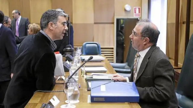 El portavoz de CHA, Juan Martín, conversa con el vicealcalde, Fernando Gimeno.