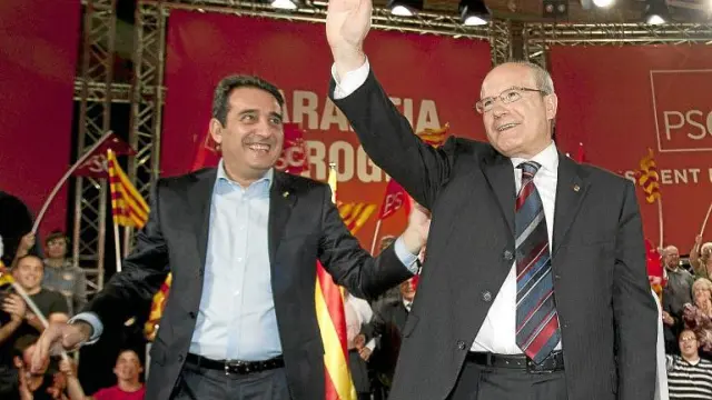 Montilla (d), acompañado por el alcalde de Sabadell, Manuel Bustos, en el acto electoral que el PSC protagonizó en esa localidad ayer.