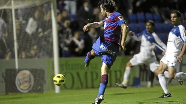 Juanjo Camacho dispara a puerta en una de las ocasiones más claras del Huesca ayer. El defensa del Tenerife Luna rechazó la pelota cuando ya entraba.