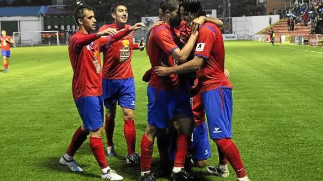 Los futbolistas del Teruel celebran un gol en Pinilla, durante el partido ante el Denia.