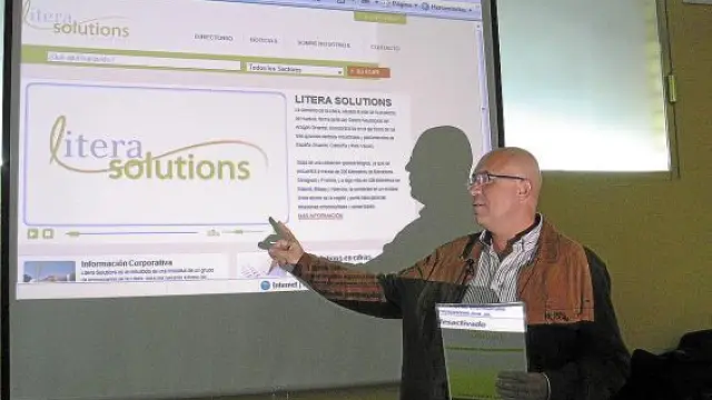 Pedro Torrens, presidente de la nueva marca promocional, muestra la web de Litera Solutions.
