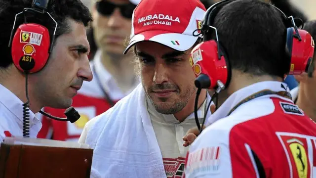 El piloto español Fernando Alonso dialoga con los ingenieros de Ferrari durante el Gran Premio de Abu Dabi.