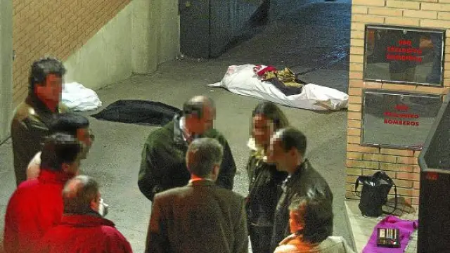 La víctima falleció a la entrada del garaje donde guardaban el coche, en la calle de Cervantes.