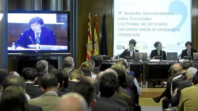 El profesor Alonso, durante su ponencia de ayer en la sala Goya del palacio de la Aljafería.
