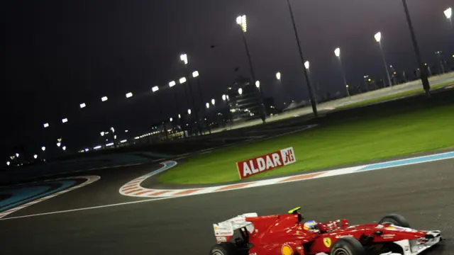 Fernando Alonso al volante de su Ferrari en Abu Dabi