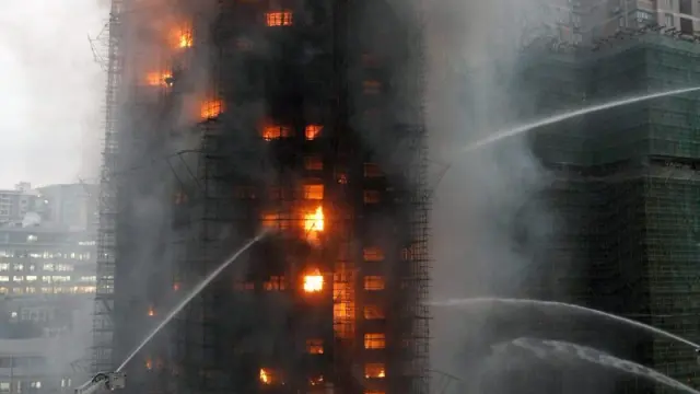 El edificio quedó arrasado por las llamas