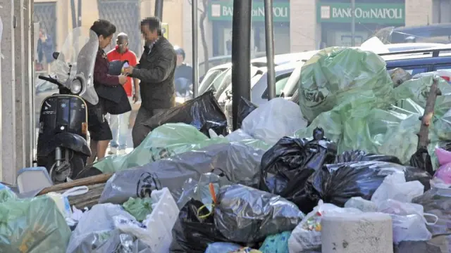 Rosa Russo Iervolino, alcaldesa de Nápoles, contempla diariamente montañas de basura al salir de su domicilio