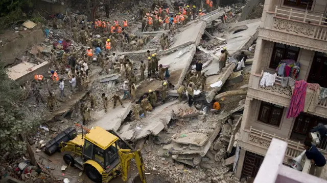 Decenas de personas buscan supervivientes bajo los escombros