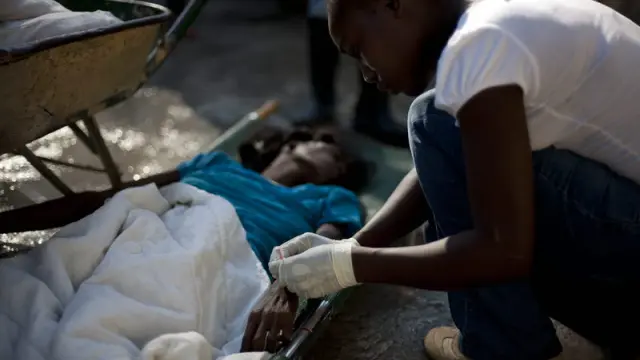 Una trabajadora del hospital Santa Catherine atiene a una paciente con síntomas de cólera.