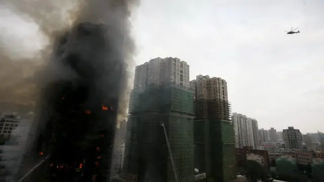 El rascacielos ardiendo, ayer