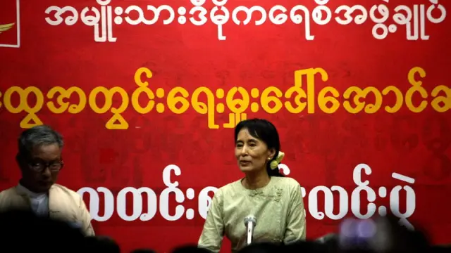 Aung San Suu Kyi habla en la sede de su partido