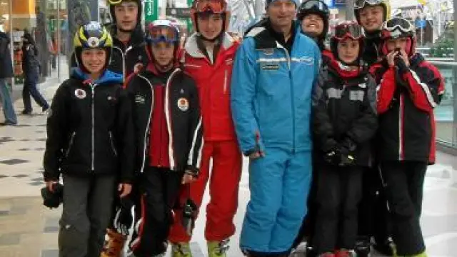 Los esquiadores con el entrenador, el centro comercial.
