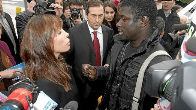 Alicia Sánchez-Camacho, hablando ayer con un senegalés en paro que la abordó en Viladecans.