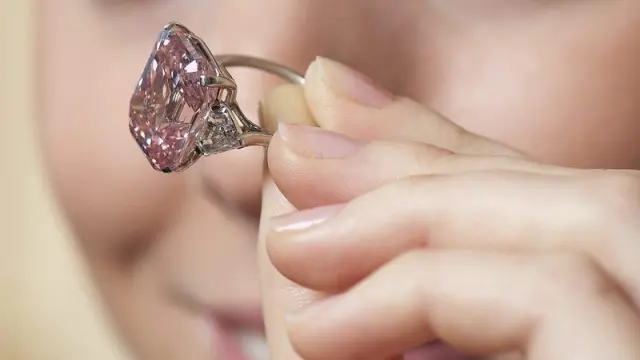 Una empleada de Sotheby's muestra el diamante