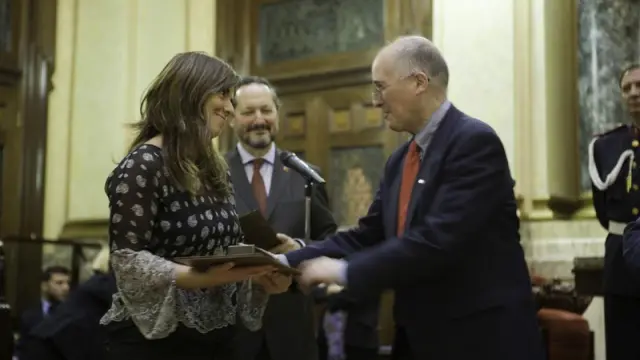 Elena Sanz recibe el Prisma de manos del rector de la Universidad de La Coruña, José María Barja