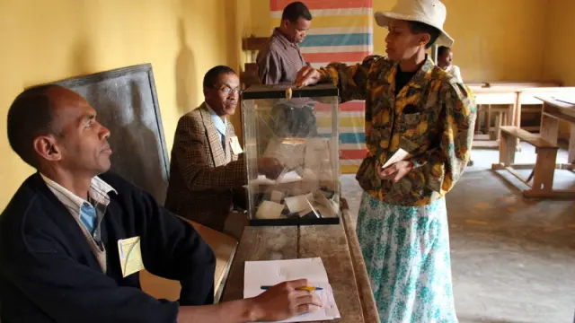 Una mujer de Antananarivo vota en el referéndum celebrado hoy en Madagascar