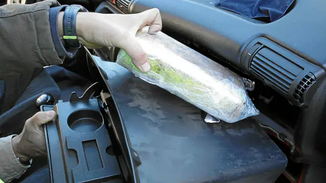 La Policía halló 1,2 kilos de cocaína en la guantera de un vehículo procedente de Madrid.