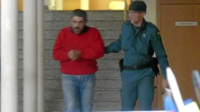 Carlos Muñoz López salió ayer esposado de los juzgados de Jaca, desde donde fue trasladado por la Guardia Civil a la cárcel de Zuera.
