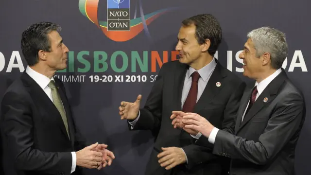 De izquierda a derecha: Rasmussen, Zapatero y Sócrates