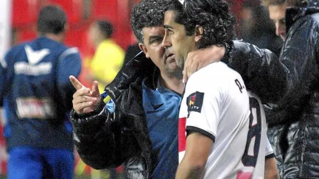 Onésimo Sánchez da instrucciones a Paco Gallardo antes de que saltase al terreno de juego en el Nou Estadi.