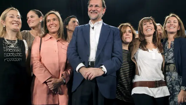 El líder del PP, Mariano Rajoy, con otras mujeres de su partido en un acto en L'Hospitalet de Llobregat