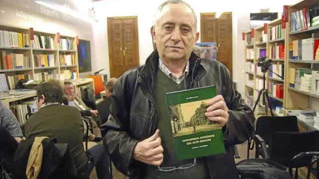 José Bibián Carrera posa con su libro 'Patrimonio histórico del Alto Aragón. Luces y sombras'.