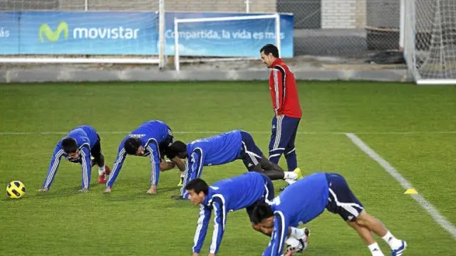 Varios futbolistas del Real Zaragoza se ejercitan ante la observación de Manuel Vidrio, el nuevo segundo entrenador.