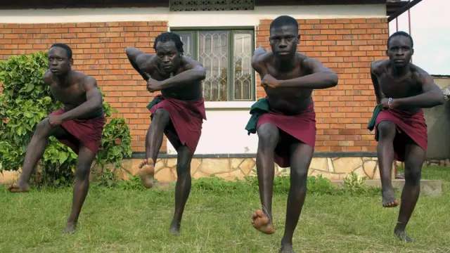 Cuatro jóvenes ugandeses bailando