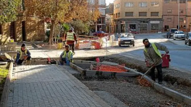 La obra llega por el cruce de las avenidas de Huesca y Fraga.