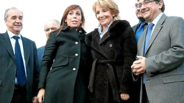 Esperanza Aguirre (2i), Alicia Sánchez-Camacho (2d), y el candidato popular por Gerona (d), ayer.